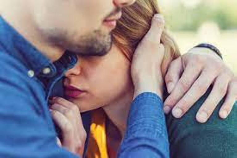 young-man-comforting-his-girlfriend