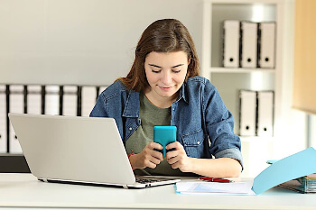 Distracted-woman-at-work